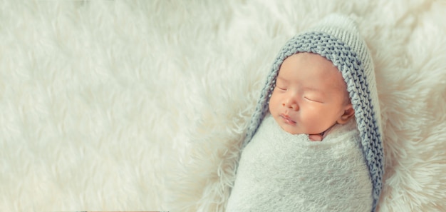 Neonato adorabile che dorme nella stanza accogliente