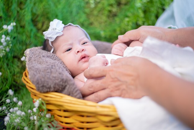 Neonato asiatico. Bambino adorabile e figlio del genitore. Mamma con bambino. Stile di vita della nuova famiglia con amore.