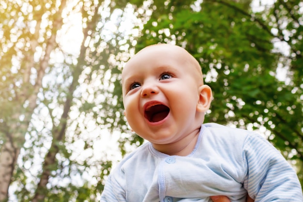 Neonato caucasico che vola tra le braccia sorridendo