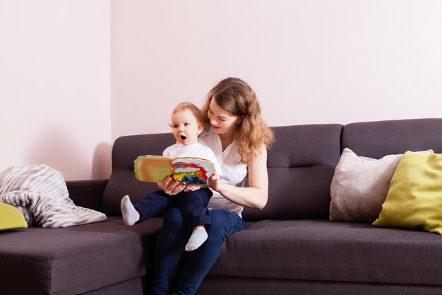 Neonato che ascolta la lettura della madre. Il bambino è stupito dalla lettura di sua madre