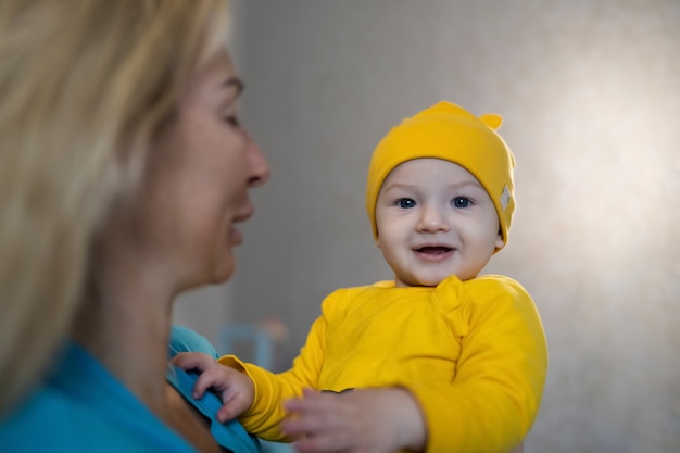 Neonato che gioca con sua madre a casa, stile di vita