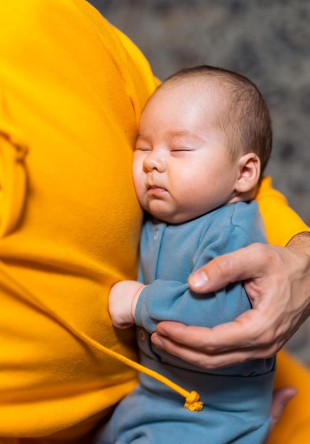 Neonato Close Up ritratto del neonato che si posa sulle mani della madre Inizio della vita e felice concetto di infanzia magica fata