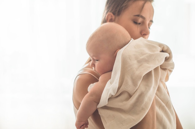 Neonato con la madre sul letto