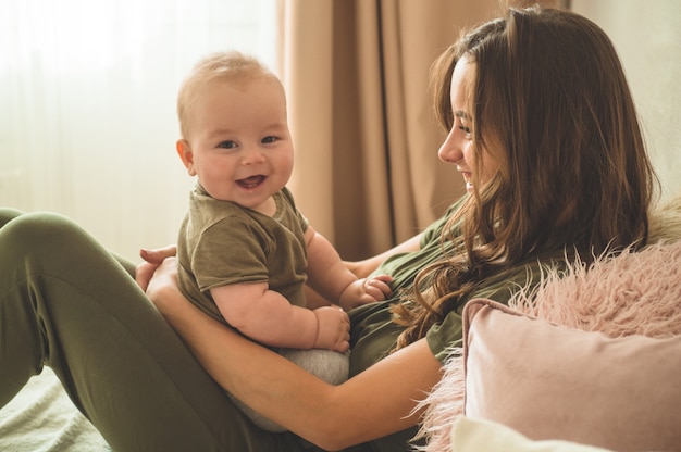 Neonato con la madre sul letto