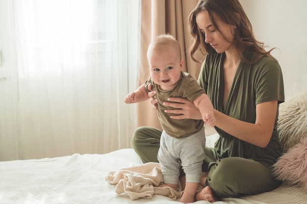 Neonato con la madre sul letto