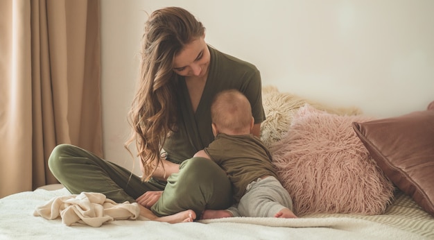 Neonato con la madre sul letto