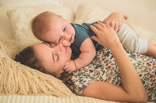 Neonato con la madre sul letto