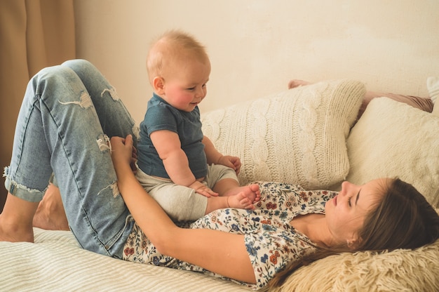 Neonato con la madre sul letto