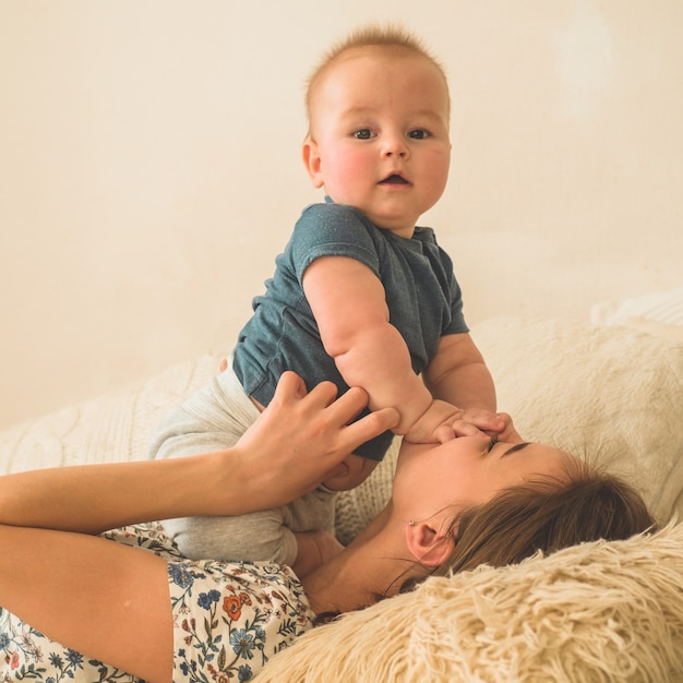 Neonato con la madre sul letto