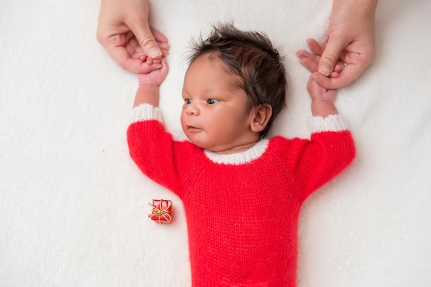 Neonato dormiente in un berretto di Babbo Natale