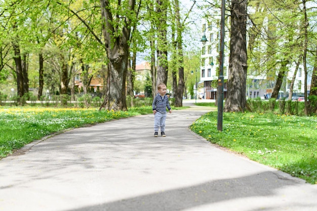 Neonato felice che corre Outoodrs nel parco