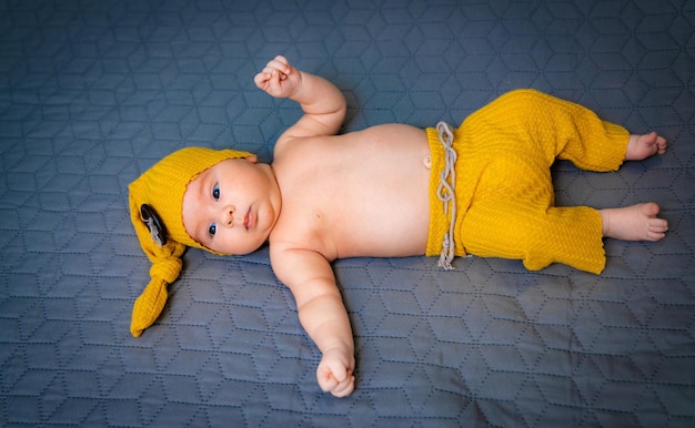 Neonato in costume da gnomo Ritratto di neonato Primo servizio fotografico