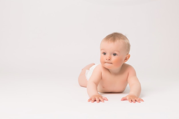 neonato in pannolini su sfondo bianco