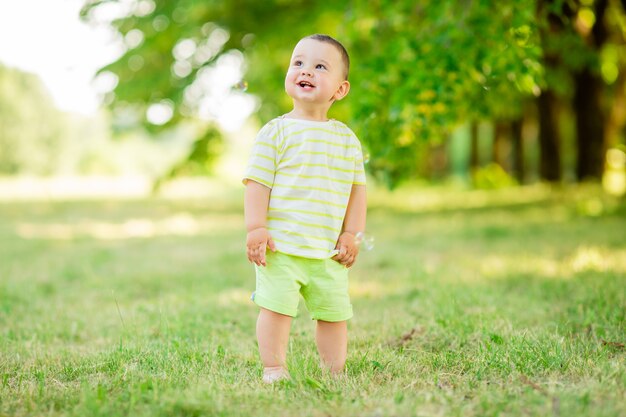 Neonato in una passeggiata nel parco