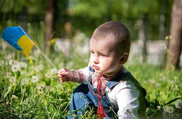 Neonato in vyshyvanka ucraino nel parco