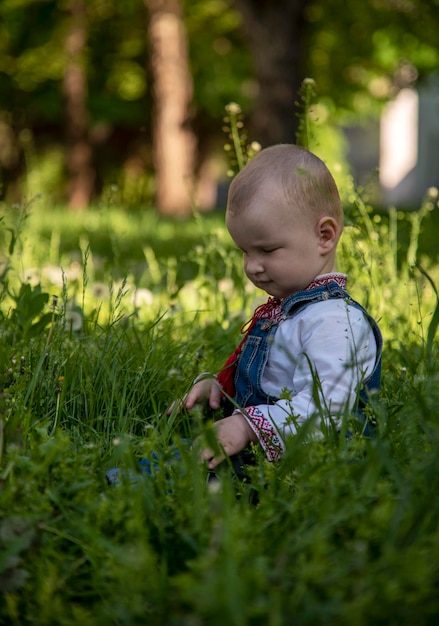 Neonato in vyshyvanka ucraino nel parco