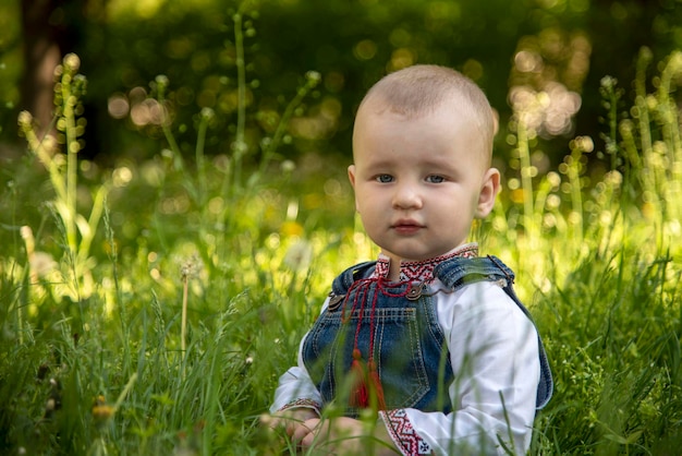 Neonato in vyshyvanka ucraino nel parco