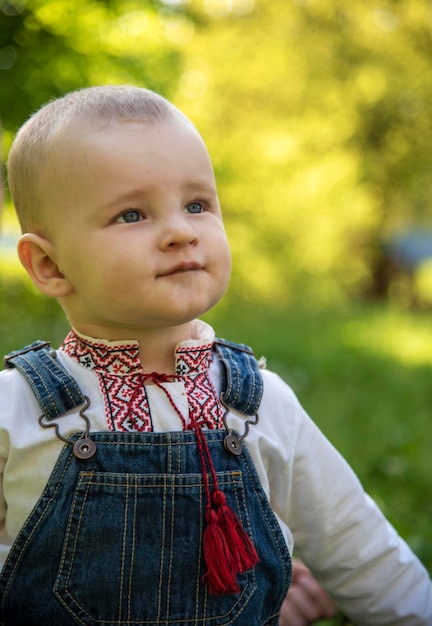 Neonato in vyshyvanka ucraino nel parco