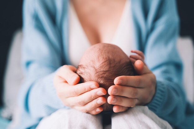 Neonato nelle mani della madre. Assistenza ai bambini. Il parto e il concetto di maternità. Madre e bambino