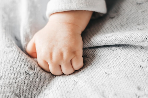 neonato primi giorni di vita Idrata e nutre le mani dei bambini