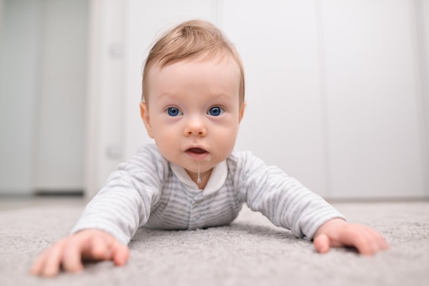 Neonato sorridente Sbavando in un bambino Neonato neonato sbavando primo piano