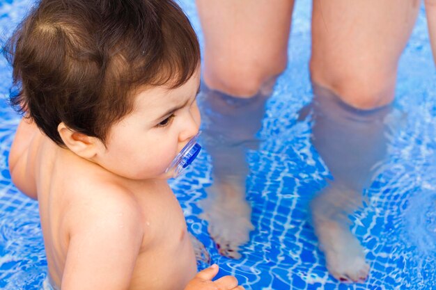 Neonato spaventato dall'acqua della piscina