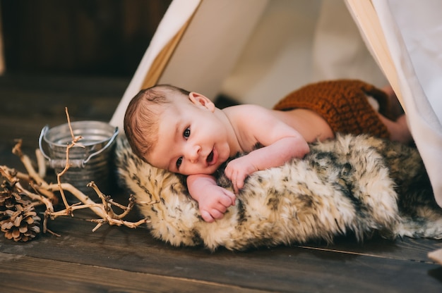 neonato, studio fotografico su uno sfondo di legno