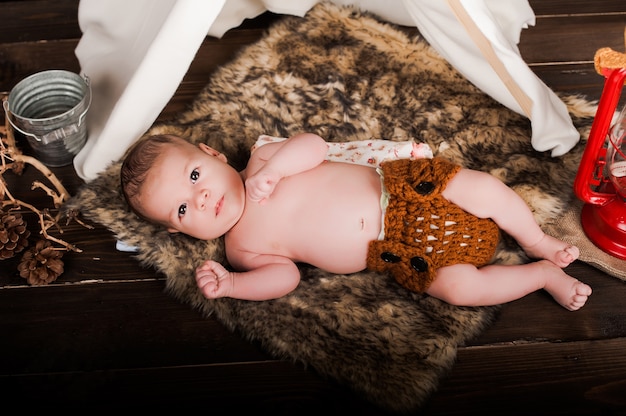 neonato, studio fotografico su uno sfondo di legno