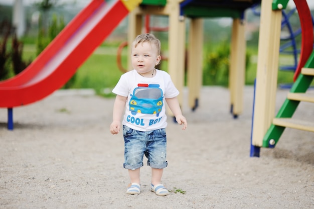 Neonato sullo sfondo del parco giochi