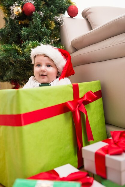 Neonato sveglio in grande regalo di Natale