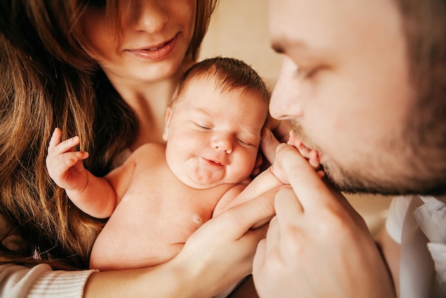 Neonato tra le braccia di giovani genitori