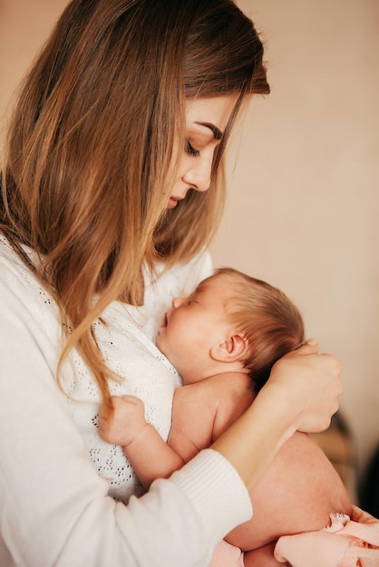 Neonato tra le braccia di giovani genitori