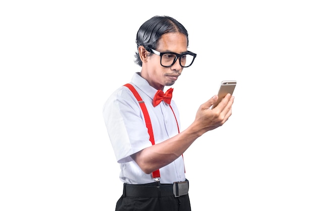 Nerd asiatico con una brutta faccia che tiene il telefono cellulare isolato su sfondo bianco