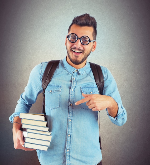 Nerd del ragazzo che studia libri per un esame