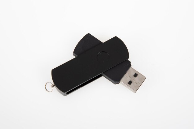 Nero aperto pronto per l'uso USB flash drive stick su sfondo bianco