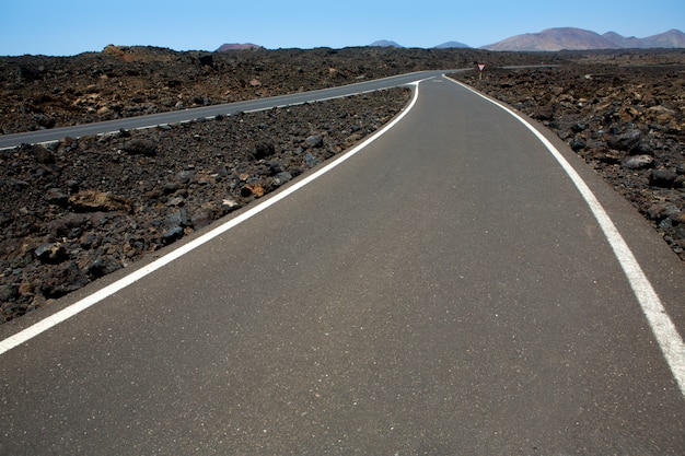 Nero suolo vulcanico e dettaglio della strada a Lanzarote