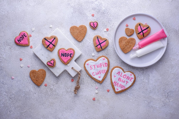 Nessun concetto di San Valentino con i cuori dei biscotti