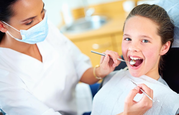 Nessun problema per questo controllo Ritratto di una giovane ragazza sottoporsi a un controllo dal dentista