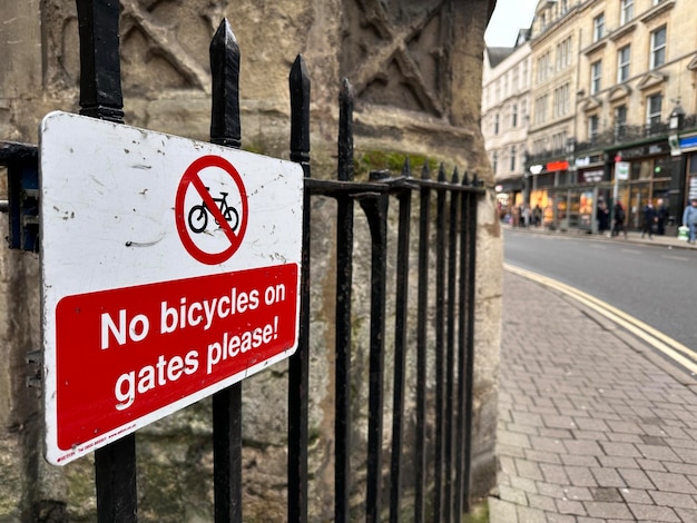 Nessuna bicicletta sui cancelli, un cartello sulla strada della città.