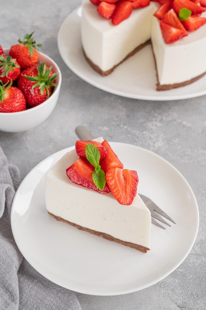 Nessuna cheesecake al forno con fragole fresche e menta in cima Copiare lo spazio