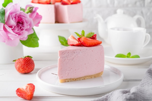 Nessuna cheesecake al forno con fragole fresche su sfondo bianco in legno Dessert estivo Copia spazio