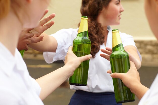 Nessuna giovane studentessa che rifiuta l'alcol in risposta alla pressione dei coetanei