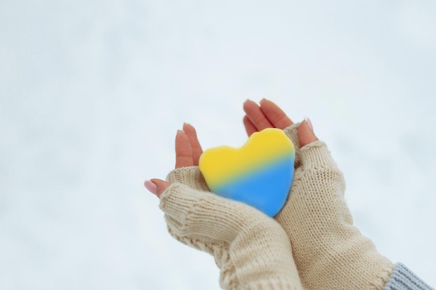 Nessuna guerra febbraio l'inizio della guerra in ucraina la ragazza ha un cuore di un patetico colore blu