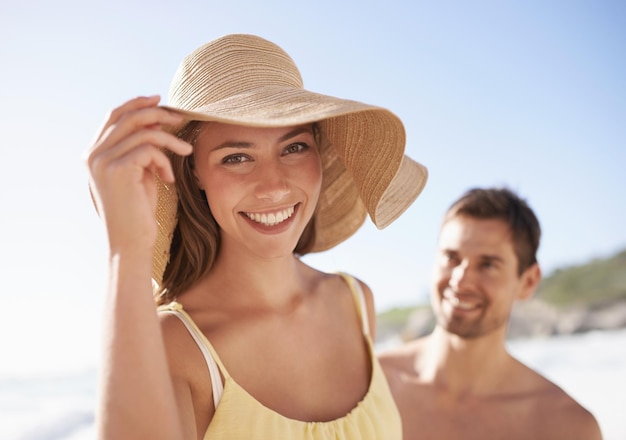 Nessuna scottatura solare per me Primo piano di una coppia felice in spiaggia