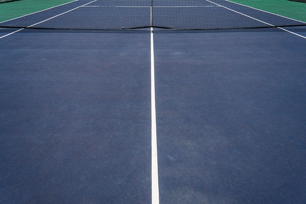 Nessuno campo da tennis blu e rete