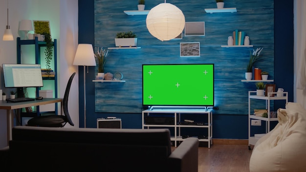 Nessuno nel soggiorno con schermo verde in un appartamento arredato in modo moderno Televisione con chiave cromatica