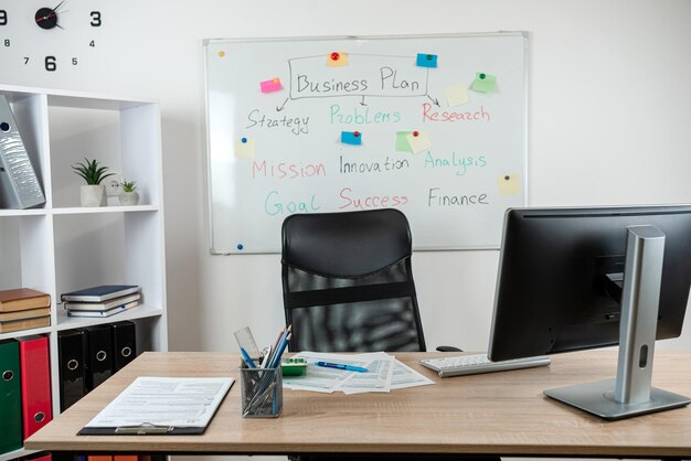 nessuno posto di lavoro con portatile documenti finanziari penna calcolatrice all'interno dell'ufficio