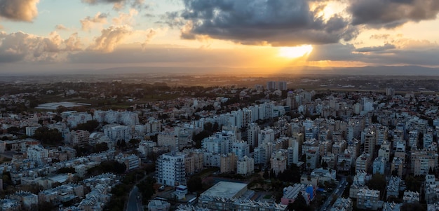 Netanya Israel Aerial City durante la drammatica alba