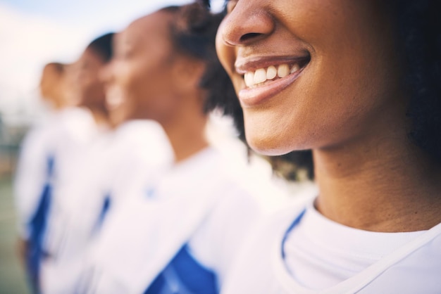 Netball sportivo e fila di donne con un sorriso pronto per l'allenamento e l'allenamento in campo Lavoro di squadra fitness e zoom di atlete felici con motivazione di gioco per partita o competizione