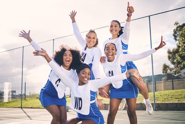 Netball sportivo e ritratto di donne vincitrici pronte per l'allenamento e l'allenamento pratico in campo Lavoro di squadra di fitness e atlete eccitate per la motivazione in partite o competizioni sportive